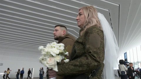 На грандиозной выставке "Россия" торжественно отметили свадьбу герои спецоперации