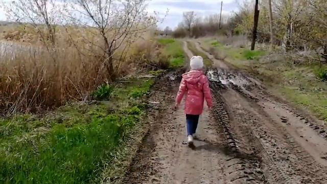 Окрестности Хутора Черкесовский. Женщина в деревне. Гуляем с внучкой у пруда