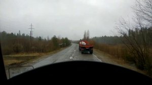 Рабочие будни самосвалов на севере. отсыпка куста