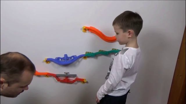 Макс играет Хотвилс Hotwheels | КФ Мисс Кэти и Мистер Макс Miss Katy Mister Max смотреть онлайн