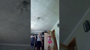 Танец под песню летают бабочки А мне до лампочки