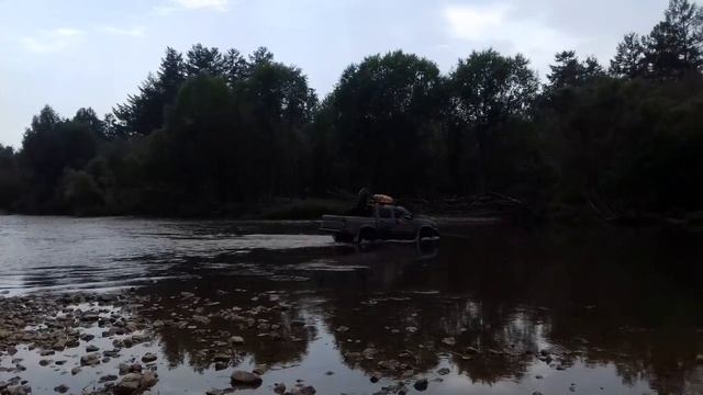 Преодоление брода. Дорога на рыбалку. Дальневосточная природа.Nissan Datsun. Isuzu Bighorn. Рыбалка