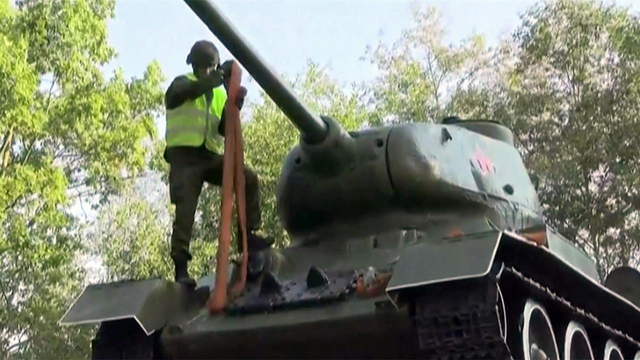 В Нарве демонтировали памятник легендарному танку Т-34