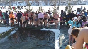 Крещение \ КРЕЩЕНСКИЕ КУПАНИЯ в проруби - ПРИКОЛ