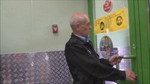 Пятёрочка. Охранник запер блогеров на ключ. Поработал швейцаром на полставки.