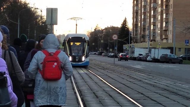 Красивый утренний рассвет! Трамвай 71-931М Витязь-М 37 маршрут на остановке "Шоссе энтузиастов" смотреть онлайн