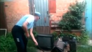 Дед разбивает телевизоры
