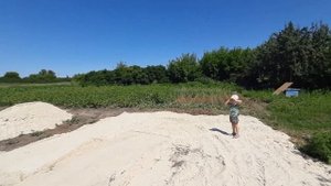 Развозим песок по участку, разрыхляем землю