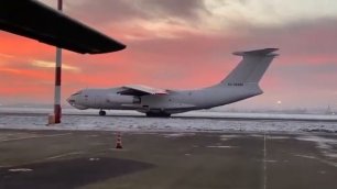 Ил-76 Авиакон Цитотранс заходит в красный рассвет в аэропорту Шереметьево