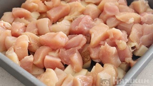 Картофель запеченный с курицей и беконом