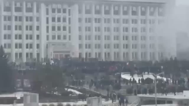 Протестующие в Алма-Ате ворвались в здание Администрации