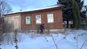 ОТОРВАЛ РЕЗНЫЕ НАЛИЧНИКИ, РАСКУРОЧИЛ НОВОЕ ОКНО И НАЧАЛ ПИЛИТЬ СТАРЫЙ ДОМ…