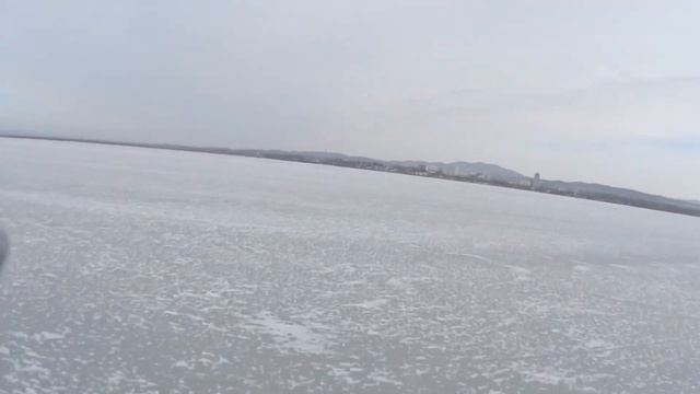 Угловой залив 29.12.20. -17, ветер 5-6мс. На льду мокрый солёный абсолютно нескользкий снег смотреть онлайн