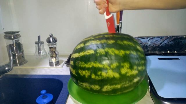 Как разрезать арбуз и не порезаться