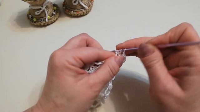 Вяжем цветы и салфетку крючком. Подставка под пасхальные яйца и вазочка из джута-шпагата. МК. смотреть онлайн