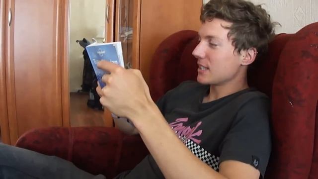 Ржачь! Англичанин пытается учить Русский язык по разговорнику. смотреть онлайн