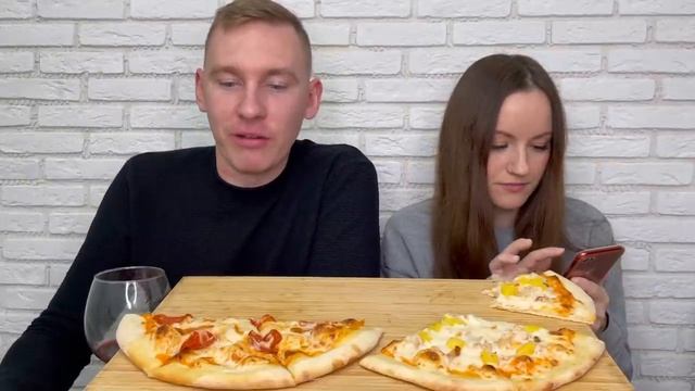 МУКБАНГ ПИЦЦА ПЕПЕРОНИ ГАВАЙСКАЯ С КУРИЦЕЙ И АНАНАСОМ сыр ответы на вопросы MUKBANG PEPPERONI PIZZA