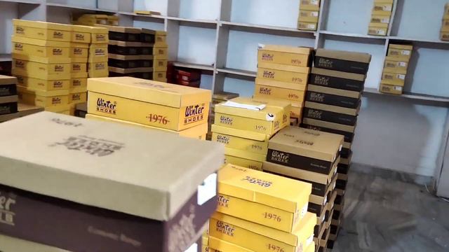दिल्ली कानपुर से भी सबसे सस्ता बड़ा मार्केट जूता चप्पल होलसेल रेट में | Wholesale footwear market смотреть онлайн