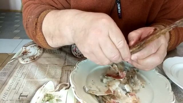 Как чистить вяленую или сушеную рыбу смотреть онлайн