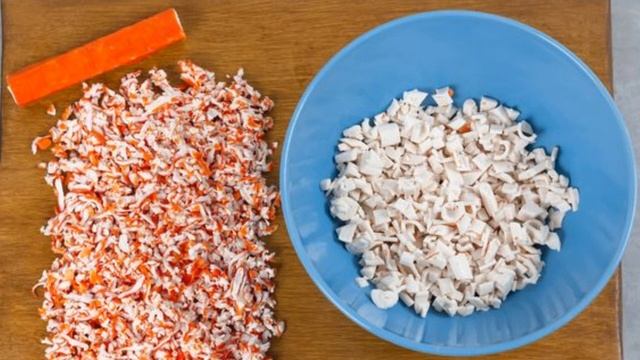 Закусочные шарики с крабовыми палочками, плавленым сыром, яйцами и чесноком
