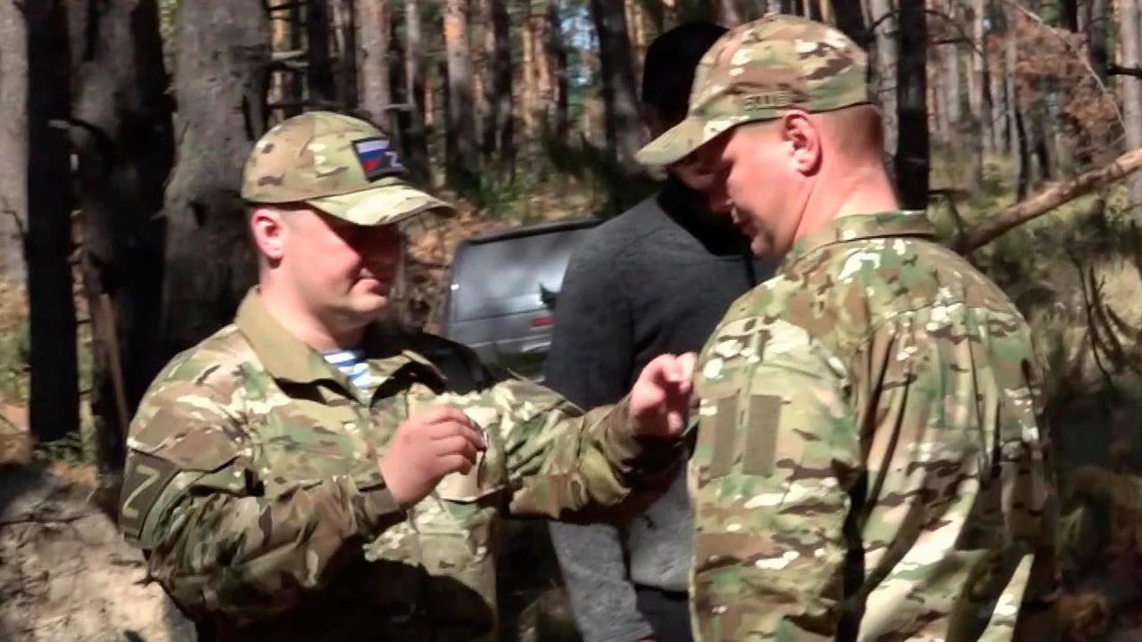 Церемонию вручения госнаград российским десантникам провели прямо на передовой