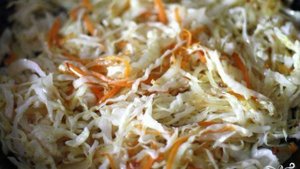 Капуста, тушеная со свеклой
