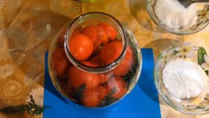 СОЛЕНЫЕ ПОМИДОРЫ С МОРКОВНОЙ БОТВОЙ. заготовки на зиму для салатов