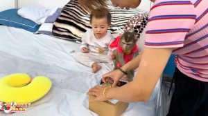 Super Cute: Monkey Kaka and baby Diem help mom receive the parcel