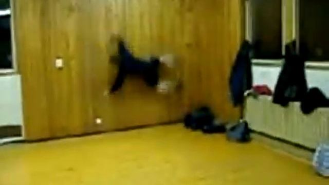 Idiot jumps against wall смотреть онлайн