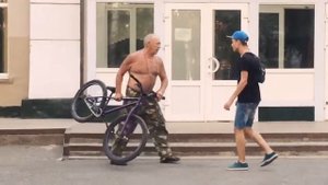 Охрана угрожает школьникам.Охрана побила школьника.отобрали BMX.