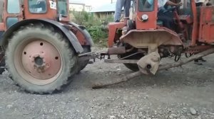 У трактора Т-16 лопнуло колесо и на помощь приходит Трактор Т-40, люди помогают