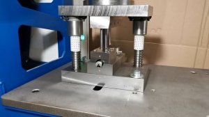 Штамп для пробивки отверстий в круглой трубе диаметром 22 мм