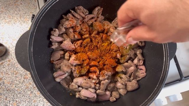 Куриные сердечки в сметане