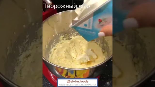 Шоколадный торт с крем чизом и вишней