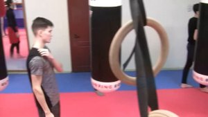 Тренировочное занятие по кикбоксингу, разминка