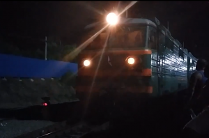 ВЛ80С-263/355 отправляется из парка через станцию Россошь