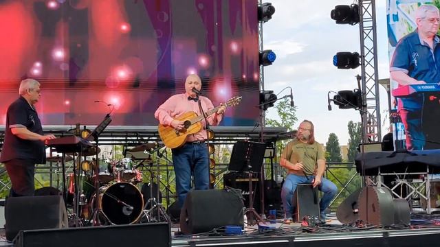 Colind pentru prieteni - Marius Matache смотреть онлайн