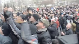 1 марта 2014 года в Донецке 06  У областного совета поднимают российский флаг