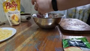 Салат с зелёным горошком, сыром и грибами