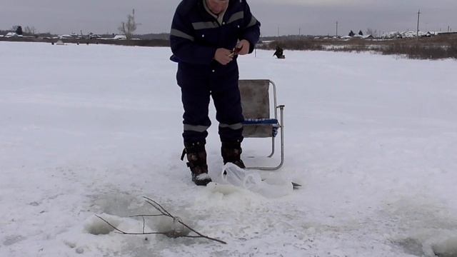 Рыбалка на окуня осенью Сибирь Омская Саргатское Бажениты смотреть онлайн