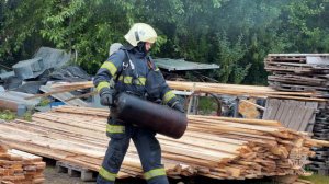 На пожаре в Архангельске предотвращена угроза взрыва 18 газовых баллонов