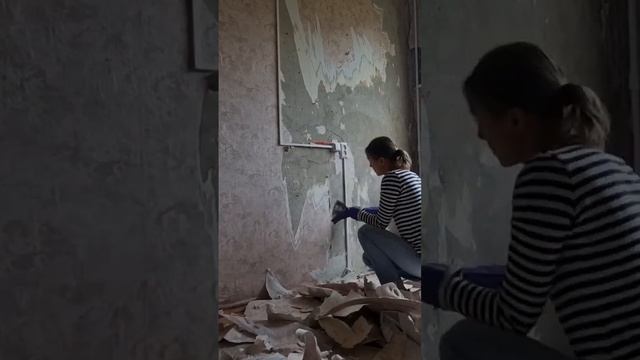 Начинаем демонтаж. Снимаю обои со стен #бюджетныйремонт #хрущевка #ремонтсвоимируками #ремонтныйвло смотреть онлайн