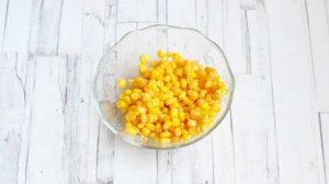 Салат кальмары с яйцом и огурцом с кукурузой