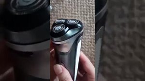 Видеообзор роторной электробритвы