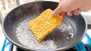 Так роллтон вы еще не готовили! Рецепт вермишель с яйцом на сковороде