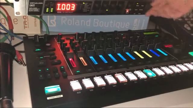 Behringer FX2000 Virtualizer 3D reverb, delay, psycho-acoustics, sfx demo with Roland TR-8s смотреть онлайн