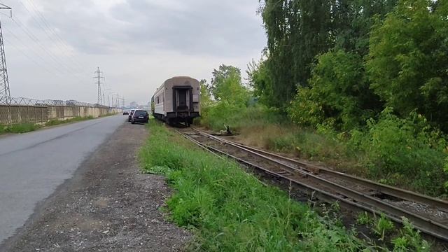 Тепловоз ТГМ6Д - 0240 со списанным вагоном едут в ООО ПК "ВТОРМЕТ" смотреть онлайн