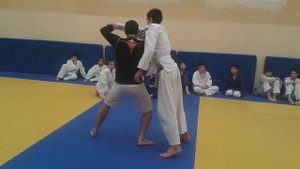 Цурикоми гоши Бросок через спину (по другому локоть и - бросок через бедро ) с захватом отворота