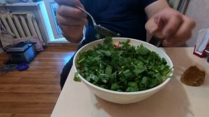 Показываем как чистить черемшу. Готовим салат и травим байки