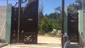 Установка уникальных двухсторонних кованых распашных ворот г. Севастополь, Сапун-Гора